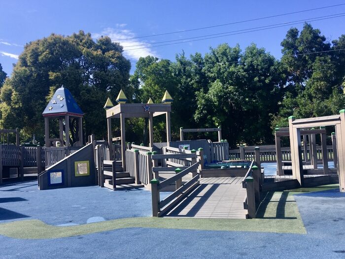 Wide wheelchair-accessable ramp at play structure